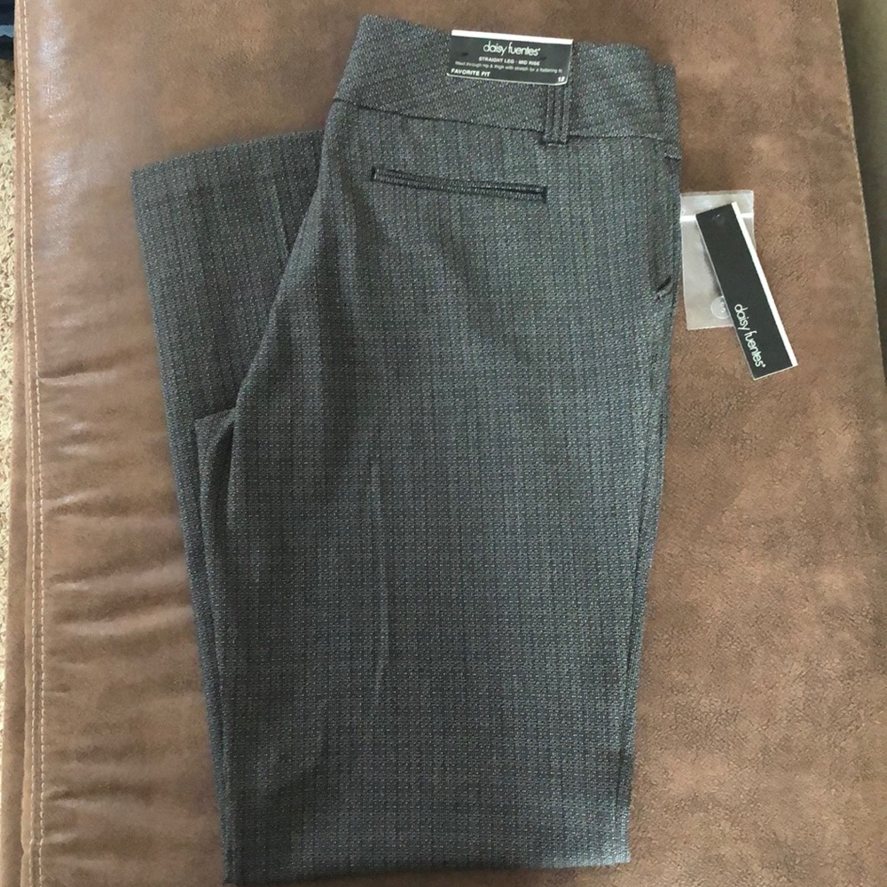 Daisy fuentes straight leg, mid rise pants.